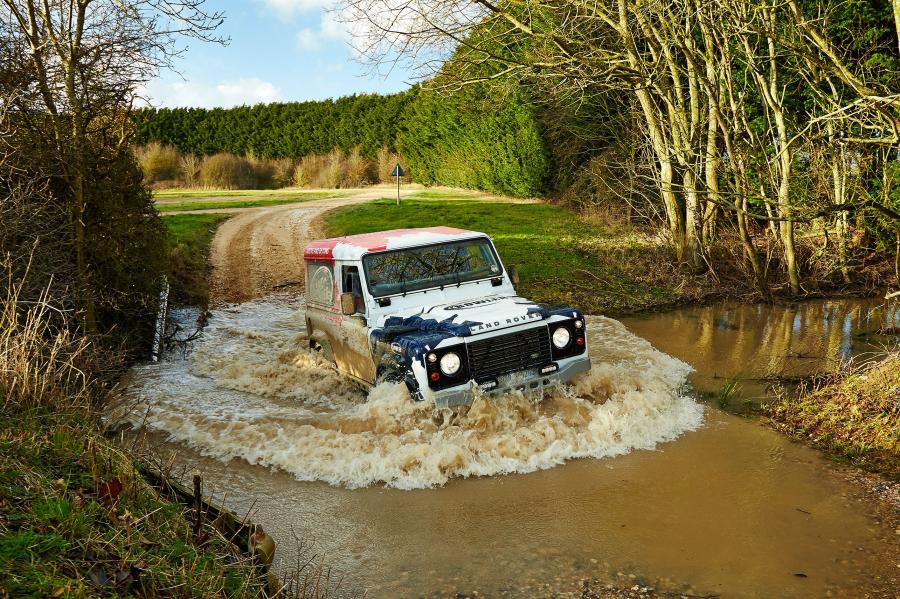  Bowler Defender Challenge Car 2014 года  (фото 36 из 36)